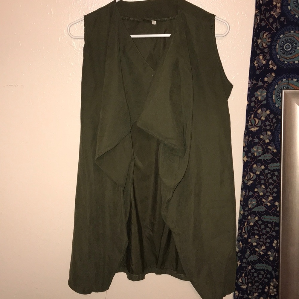 A army green sleeveless cardigan !!